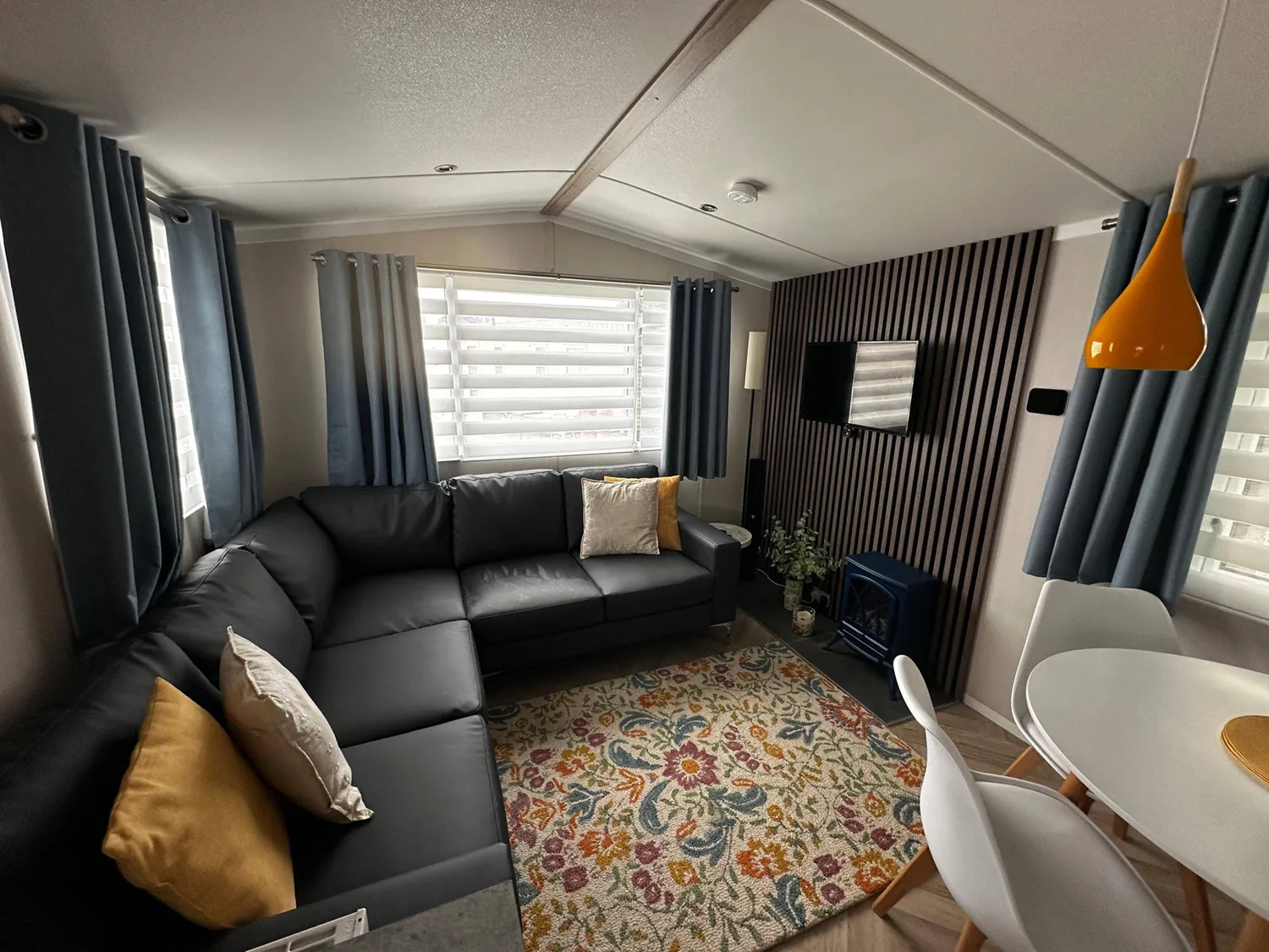 sc_1785418055_1208320_5 Tranquil Caravan Retreat by the Seaside PortSeton - Image 1